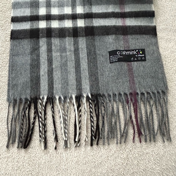 Cashmink V Fraas Karo Soft Woven Plaid Scarf. 100% Acrylic. Women’s OS - NWOT. - Picture 6 of 10